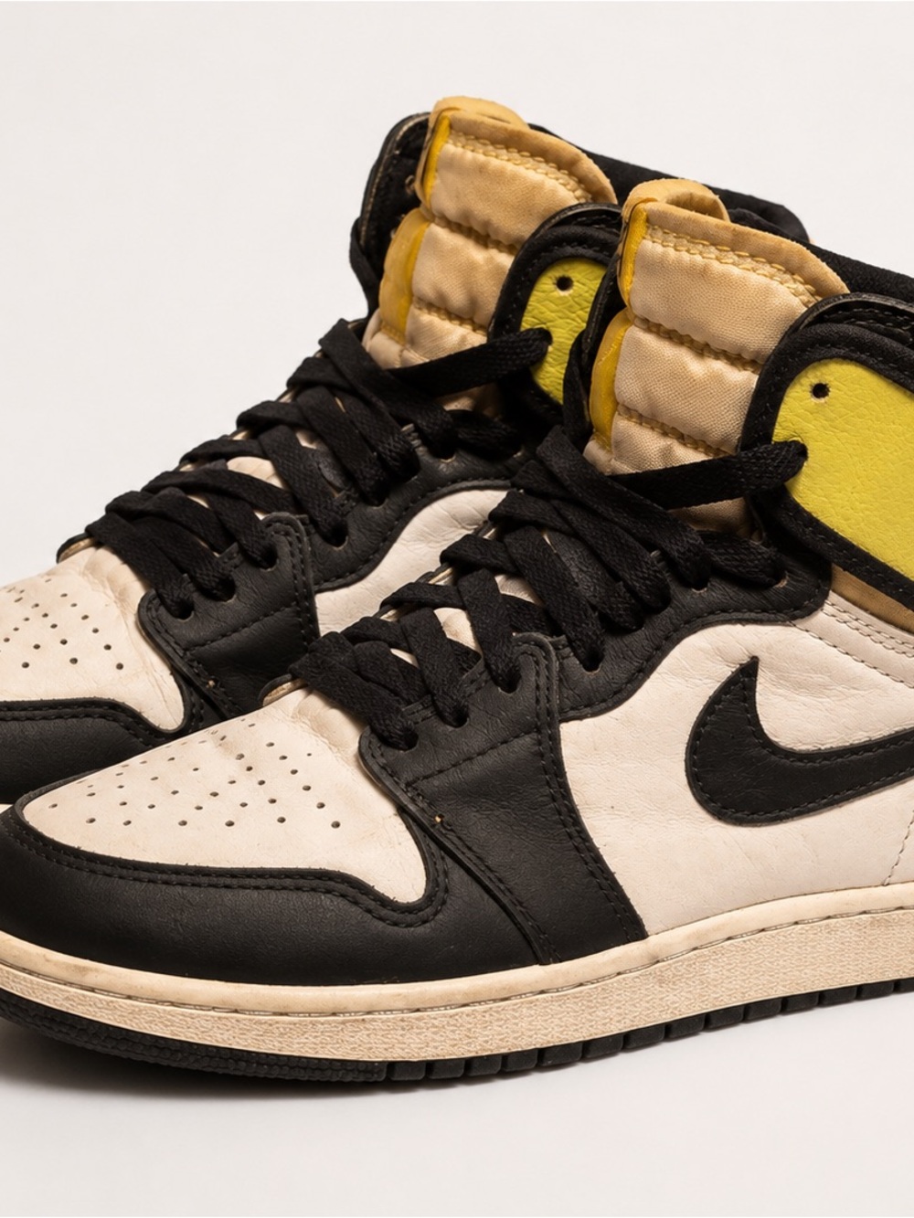 Air Jordans size 5 Youth preowned in good condition. Need some cleaning.